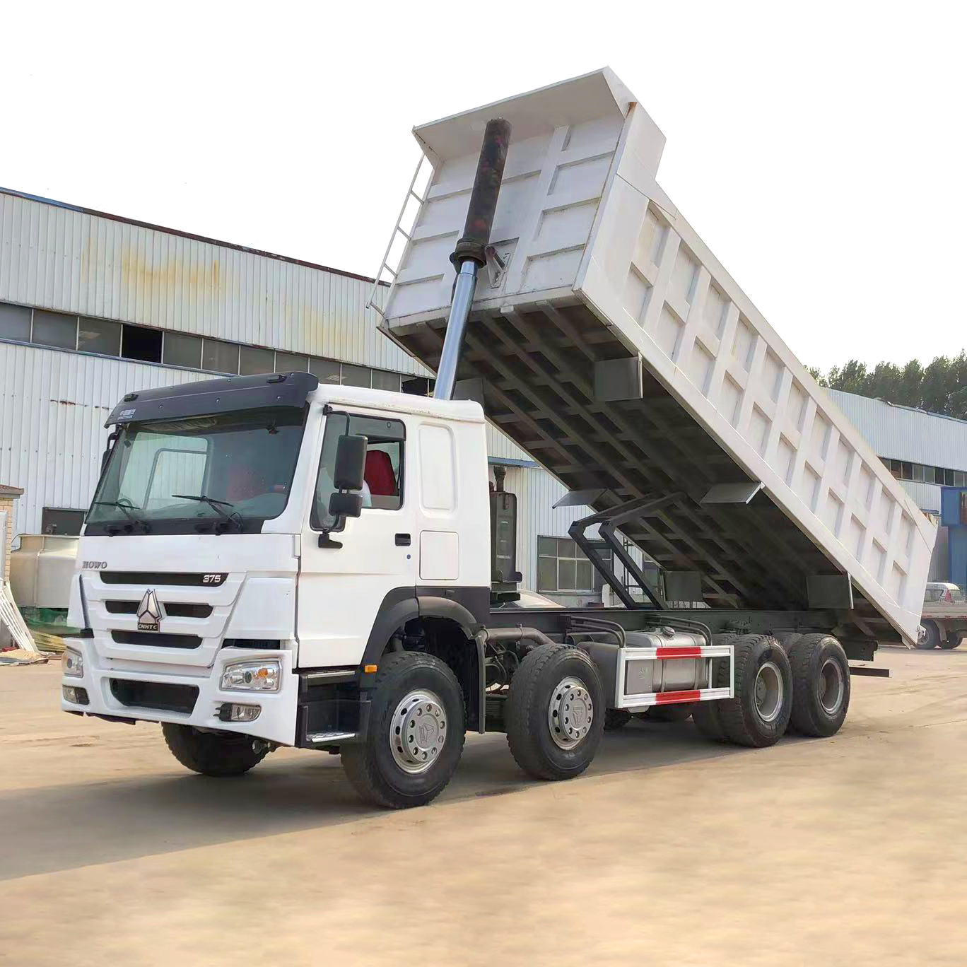 Camion à benne basculante owo Sinotruk 8x4 60 tonnes 12 pneus bas prix à vendre