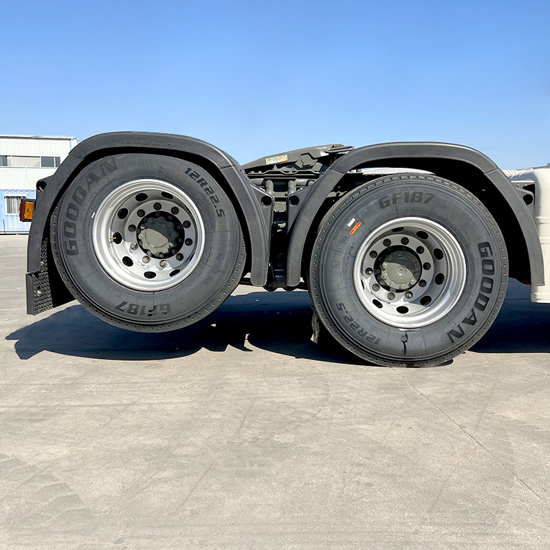 Main gauche de gaz naturel de GNC Sinotruk Howo 6*4 conduisant le camion principal de tracteur de 430/440hp pour l'Ouzbékistan