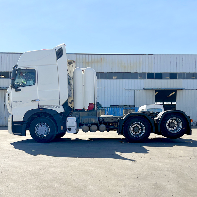 Main gauche de gaz naturel de GNC Sinotruk Howo 6*4 conduisant le camion principal de tracteur de 430/440hp pour l'Ouzbékistan