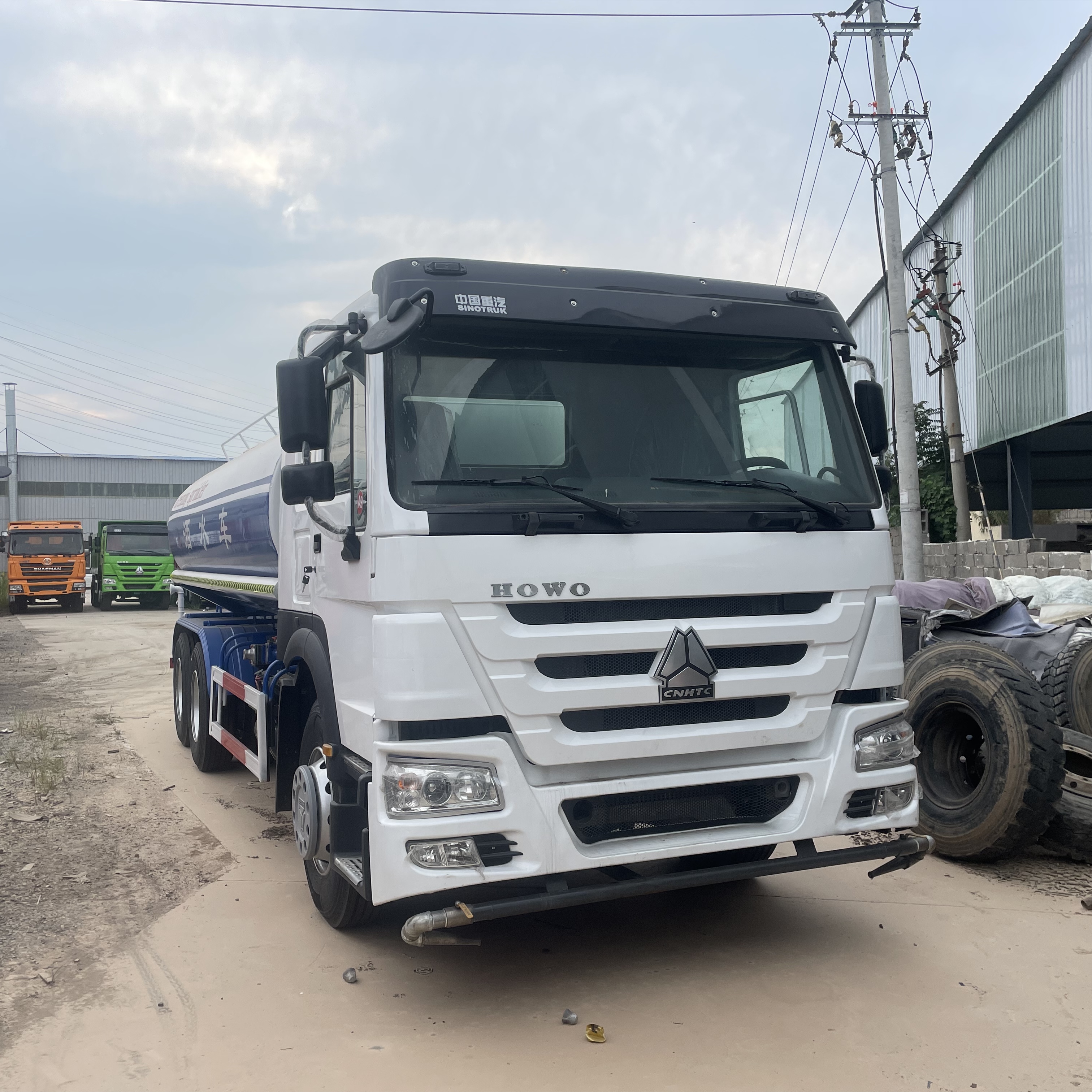 20 CBM a utilisé le camion d'arrosage Howo 6x4 10 pneus LHD RHD 371/375 HP Bowser de l'eau à vendre