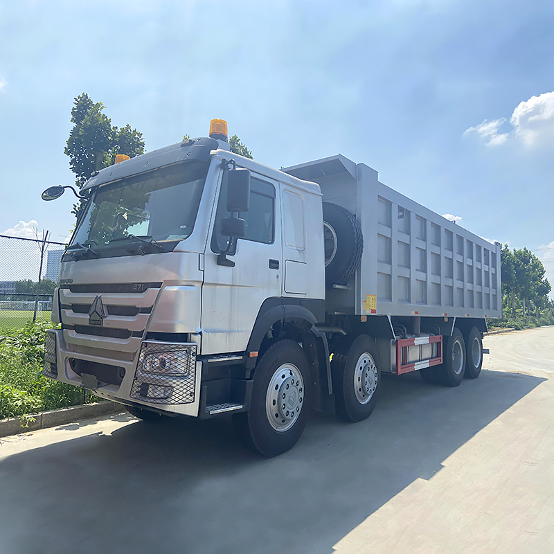 Un grand stock de camions à benne basculante sino howo 8x4 à vendre 