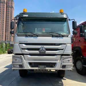 Un grand stock de camions à benne basculante sino howo 8x4 à vendre 