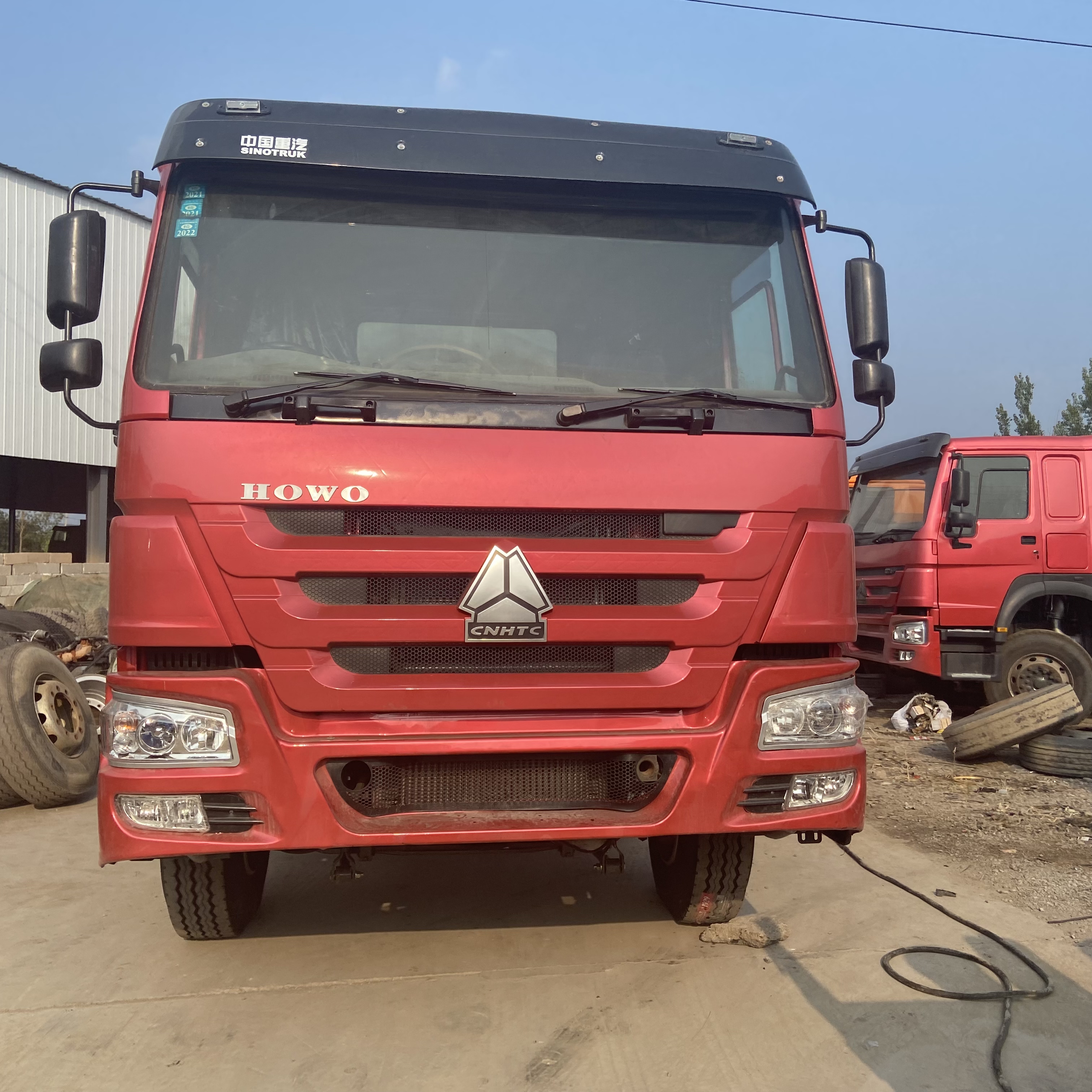 Le grand réservoir de carburant supplémentaire 800L a utilisé le camion rouge 380hp de tracteur de 6*4 10wheelers Howo 