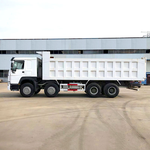 Camion à benne basculante Howo 8×4 blanc 30 tonnes 12 roues d'occasion sinotruck 375hp 